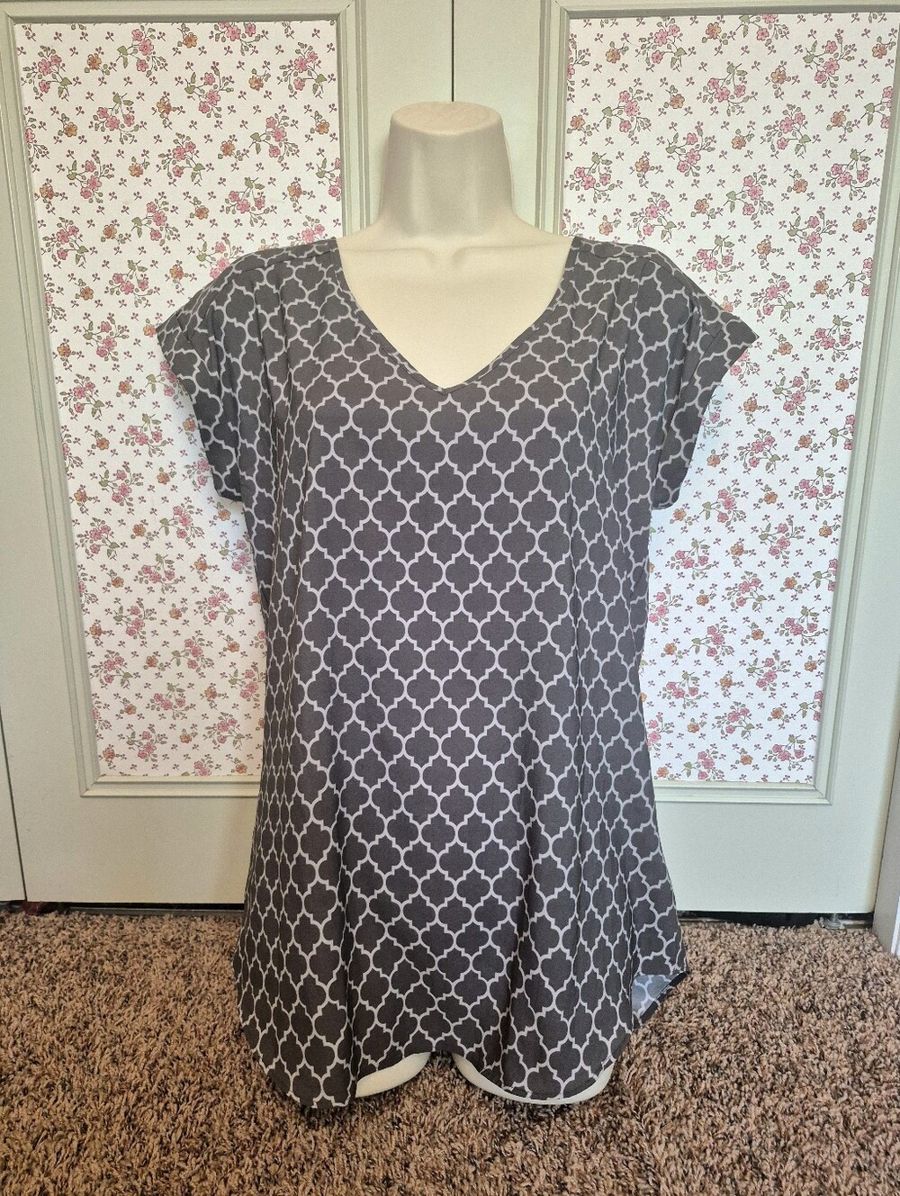 Express Gray and White Geometric V-Neck Blouse Size M
